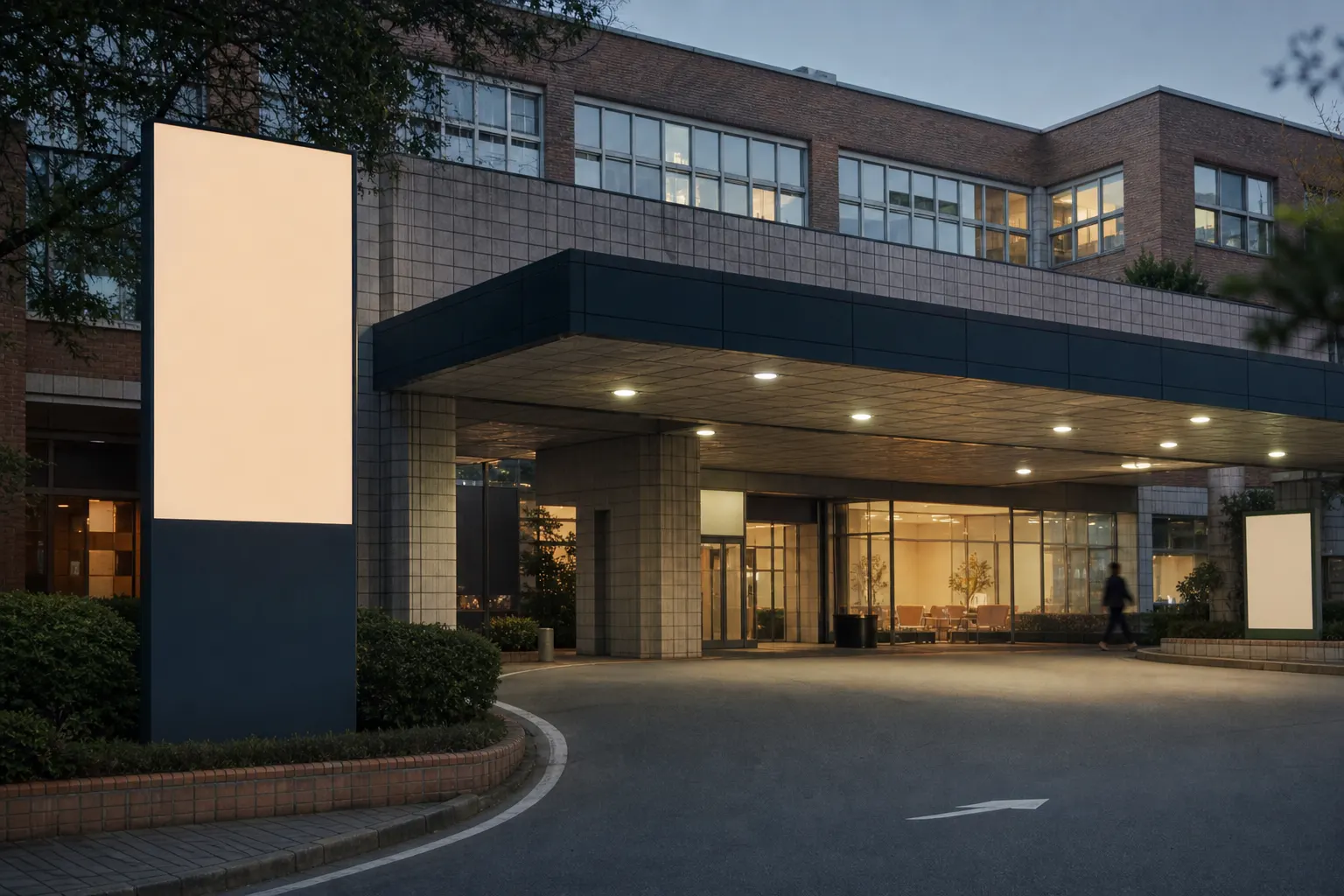 暮色中的社區醫院入口、暖色室內燈光與空白指示牌